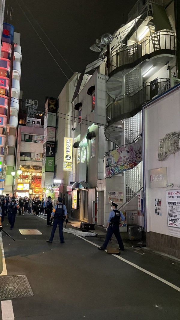 事件発生直後の目撃証言 歌舞伎町 東京都新宿区歌舞伎町1丁目13番 西武新宿駅付近繁華街ビルで刃物持った男が立てこもり 警察が一部を封鎖9 17 新宿 事件事故 災害速報ニュース