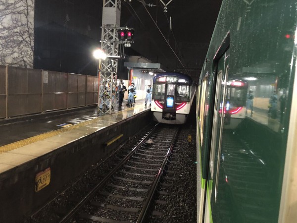 現場の状況まとめ 京阪本線 伏見稲荷駅で人身事故 京阪鴨東線など遅延ダイヤ乱れ 救出活動してる 1 23 京阪 事件事故 災害速報ニュース