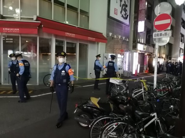 事件発生直後の目撃証言 歌舞伎町 東京都新宿区歌舞伎町1丁目13番 西武新宿駅付近繁華街ビルで刃物持った男が立てこもり 警察が一部を封鎖9 17 新宿 事件事故 災害速報ニュース