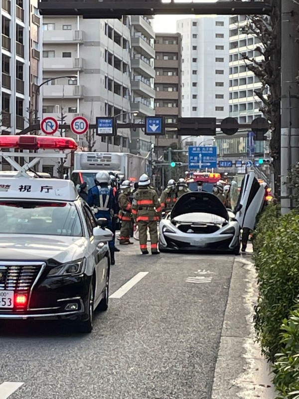 現地の様子 中原街道 東京都品川区荏原２丁目３番 戸越銀座付近道路でマクラーレン燃える車両火災事故で渋滞 2月5日 交通情報 品川区 事件事故 災害速報ニュース