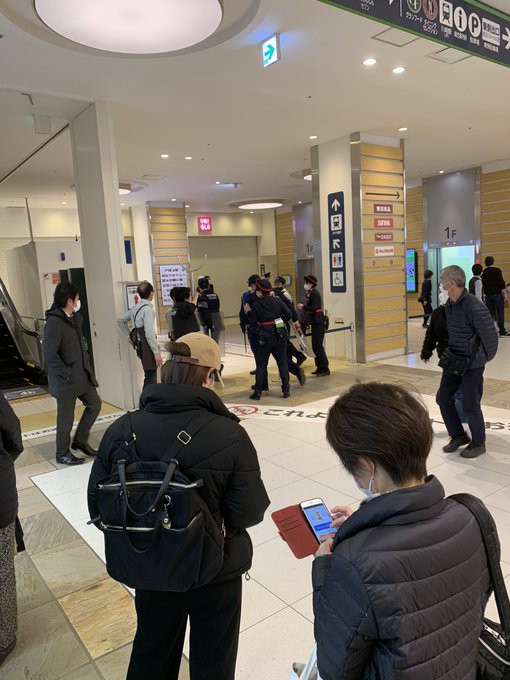 事件直後の目撃証言 jr川崎駅付近 ラゾーナ川崎内で傷害事件 鎌を振り回す女を逮捕 女性1人怪我 警察が一部を規制12月24日 川崎 事件事故 災害速報ニュース