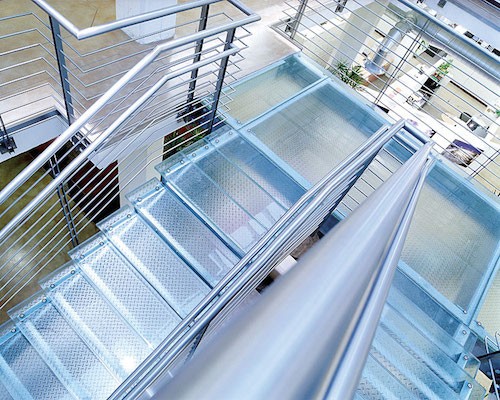 反射する光や影もインテリアのスパイスとなる階段ステップガラス 独創的な空間を提供する輸入建材の株式会社レージェンシー