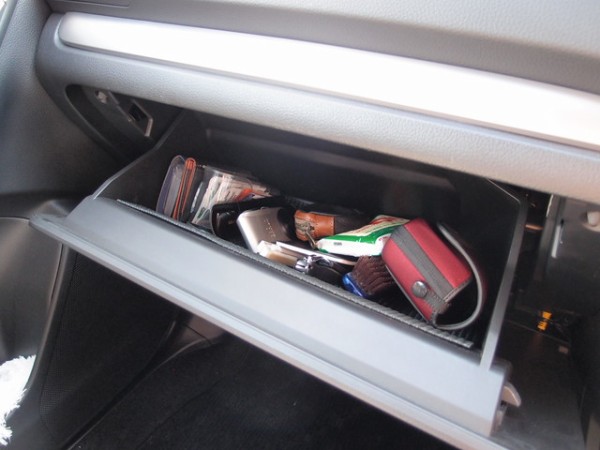 車のダッシュボードのグローブボックス内を整理するポーチの紹介 鳥取の社長日記