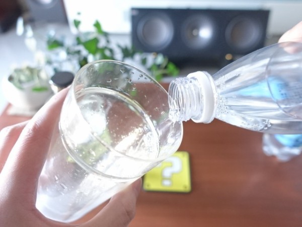 炭酸水やビール等をグラスに注ぐときは コップを傾けて側面へゆっくりと入れることがコツ 鳥取の社長日記 炭酸水やビール等をグラスに注ぐときは コップを傾けて側面へゆっくりと入れることがコツ 鳥取の社長日記