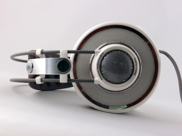 AKG K701 ヘッドホン　開放型　けいおん AKG K701 レビュー】クラシック向けの開放型ヘッドホン⁉ 澪ホンと
