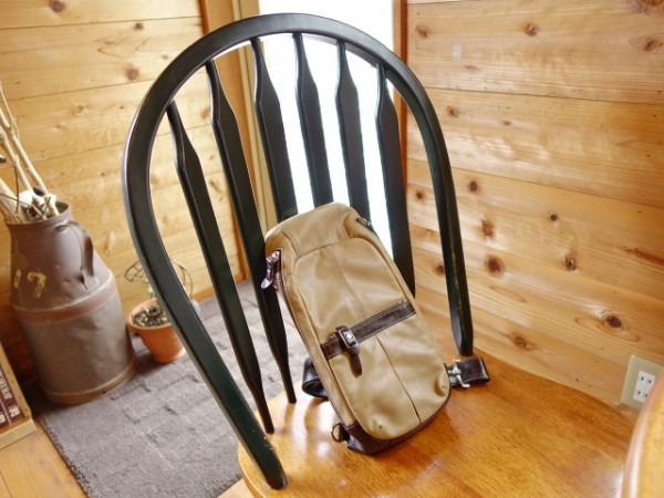 バッグハンガー 持ち運びフック の紹介 床にバッグを置かないよう テーブルに吊るす 鳥取の社長日記
