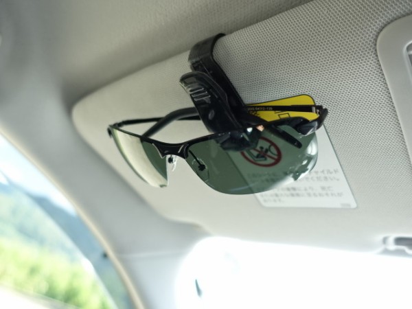 車で使うサングラスをサンバイザーに保管する サングラスクリップ の紹介 鳥取の社長日記