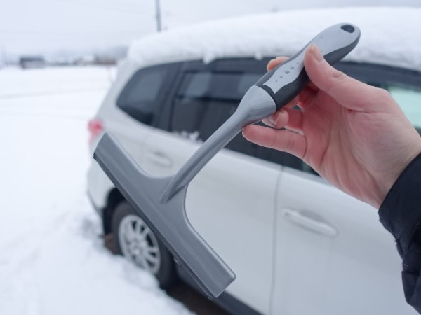 車用の雪かき スノーブラシ のうち小型のものは フロントガラスの除雪にとても便利 鳥取の社長日記