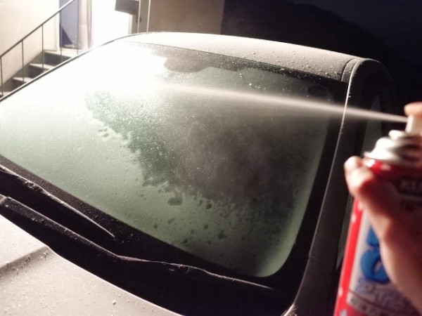 車の窓ガラスに凍る霜や雪を解かす 解氷スプレー の紹介 冬の早朝に超便利 鳥取の社長日記