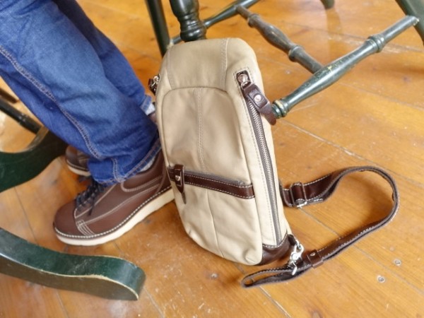 バッグハンガー 持ち運びフック の紹介 床にバッグを置かないよう テーブルに吊るす 鳥取の社長日記