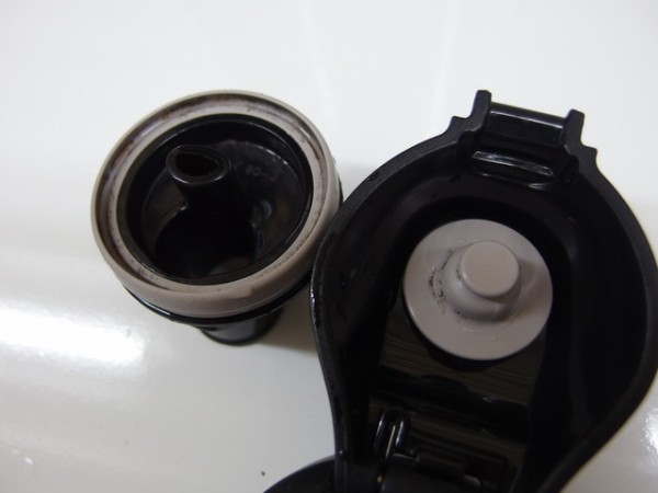 審議中 保冷用ボトルのパッキンは 洗いにくい構造だからカビが生えやすい 鳥取の社長日記