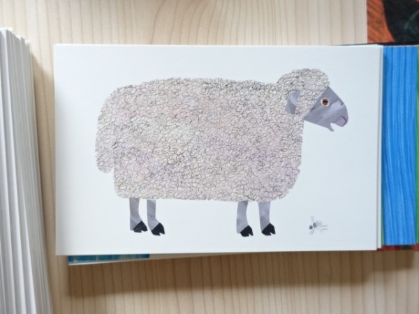 エリック・カールのポストカードをコルクボードや冷蔵庫に貼る : 鳥取