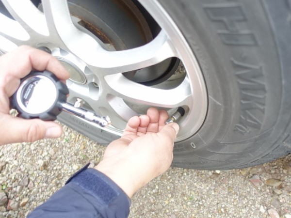 車タイヤ 空気圧の計り方 適正空気圧値の調べ方 エアゲージの紹介 鳥取の社長日記