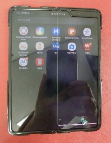 サムスンの“折りたたみスマホ”に不具合発生？ 緑色の縦線が入ると