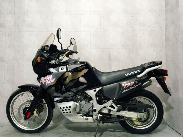 旧アフリカツイン 後期 XRV750 RD07 純正シート 破れ無し 現状 旧アフリカツイン 後期 XRV750 RD07 純正シート 破れ無し 現状
