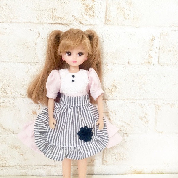 リカちゃんハンドメイド服マーガレットのエプロンドレスセットパステルグリーン 赤のワンピースとレトロなエプロンのセット！ : リカちゃん服