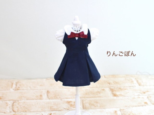 制服みたいなワンピース 紺色は好きですね 子供と泳ぐ練習をしました リカちゃん服ハンドメイド りんごぽんのおうち 札幌市