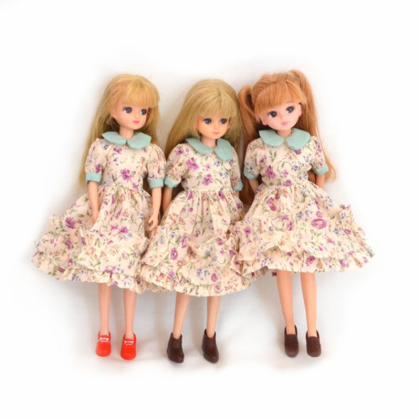 ベージュの花柄のワンピース メールで教えていただいて ミシンが治りました リカちゃん服ハンドメイド りんごぽんのおうち 札幌市