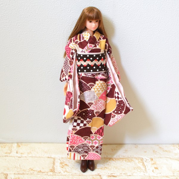 22cmドールサイズのTシャツなどを27cmドールサイズさんに着てもらい