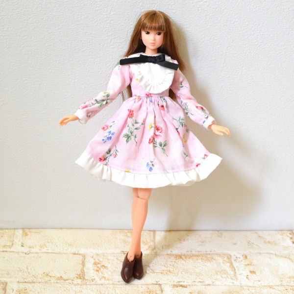 22cmドールサイズのTシャツなどを27cmドールサイズさんに着てもらい