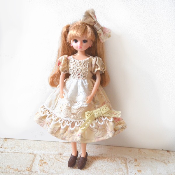 りんごちゃん・りんごちゃん　ハンドメイド服　ミニチュアドール服 クラシカルな柄とレースのワンピースとリボン/いつまで経っても