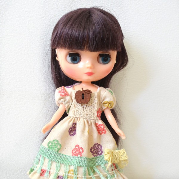 cmドールサイズのベージュのワンピース 催眠術にかかった リカちゃん服ハンドメイド りんごぽんのおうち 札幌市