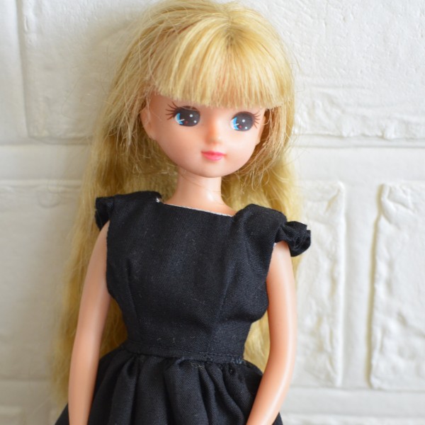 リカちゃん　袖ストライプトップス　セット　ハンドメイド ストライプの魔法使いちゃん！/「足裏いてーよ」と読書をしてい