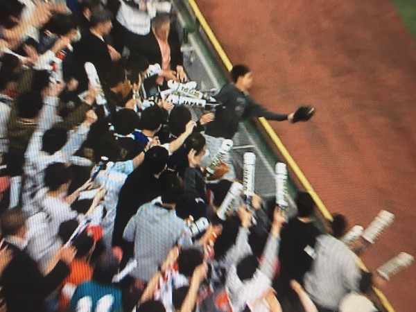 悲報 山田のホームラン性の打球をキャッチした少年 Twitterで自慢する なんj Pride