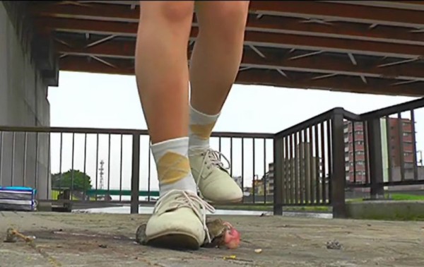 少女の残酷な悪戯 無邪気な笑顔でヒキガエルをスニーカーで踏み潰す 足フェチ ブーツ責め靴で踏まれ 蹴られる作品動画 画像紹介