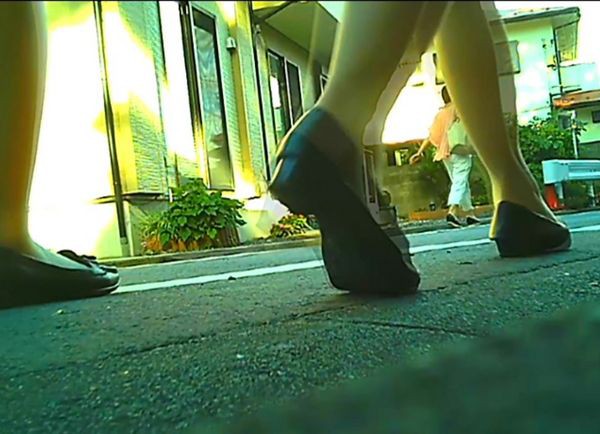 就活女子大生のパンプスが芋虫を踏み潰しながら歩く姿に昂奮する 足フェチ ブーツ責め靴で踏まれ 蹴られる作品動画 画像紹介