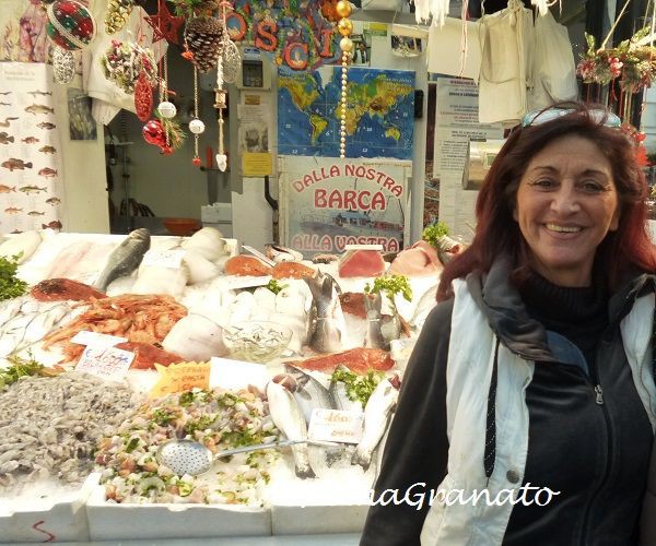 ヴィットーリオ エマヌエーレ市場にある新鮮なお魚屋さん ローマ通信