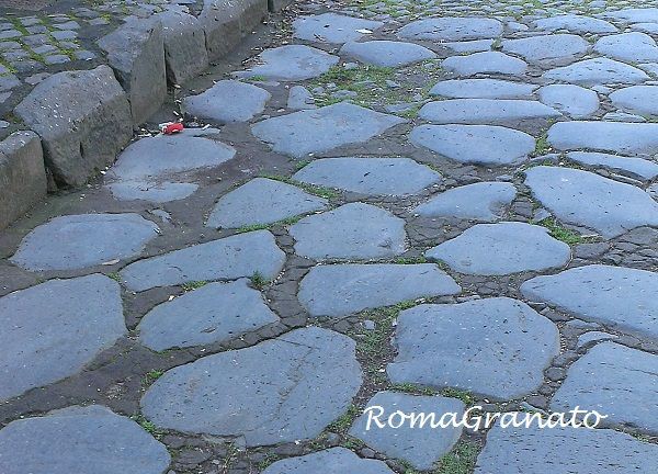 ローマのアスファルトは穴だらけ 古代ローマ人はすごかった ローマ通信