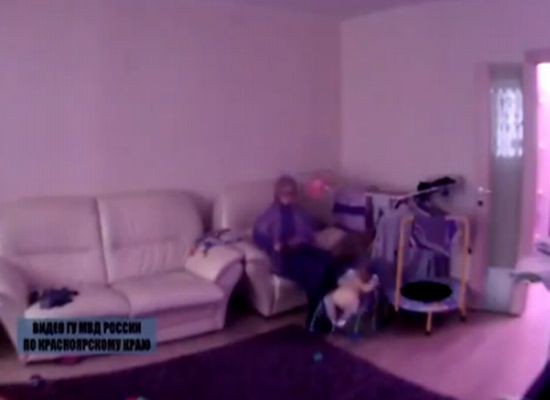 ベビーシッターが赤ちゃんを虐待する様子を隠しカメラが捉える ろろどちゃんねる