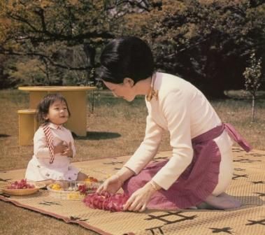 美智子様の盛り髪 皇室の写真