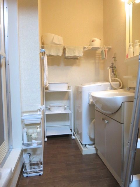 洗面所 配置1 ラックはジャストサイズで 絵と生活と 海王星