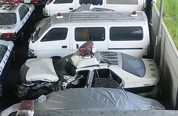 兵庫県警のパトカーの墓場を撮影してきました １人の広域機動捜査官