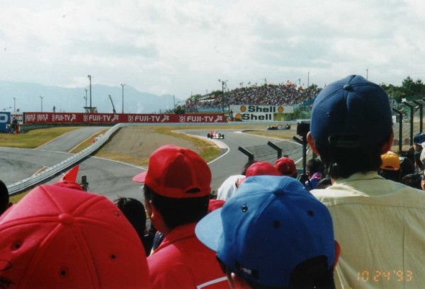 F1グランプリ特集1993年2月号￼ 鈴鹿F1観戦ガイド￼ アイルトンセナ￼ 1993年、日本GPで優勝し、表彰台に立つアイルトン・セナ