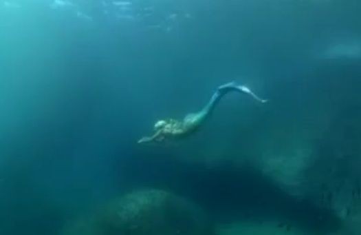 Youtube海外映像 これぞ本当の人魚 水中を優雅に泳ぐ 自由気ままに