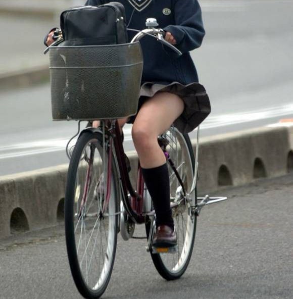 Jk自転車太ももエロ画像 スカートとソックスの間 絶対領域が堪能できる自転車とjkですｗむちむちの生足jkは罪深い存在ｗ ちょっぴりエッチな大人のブログ