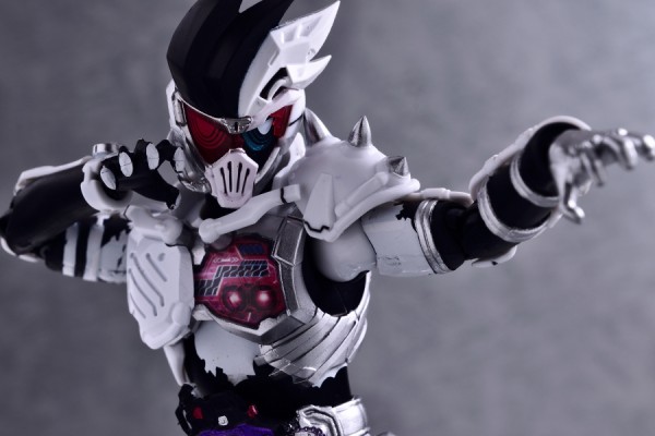 柔らかな質感の S.H.Figuarts仮面ライダーゲンムゾンビゲーマーレベルX