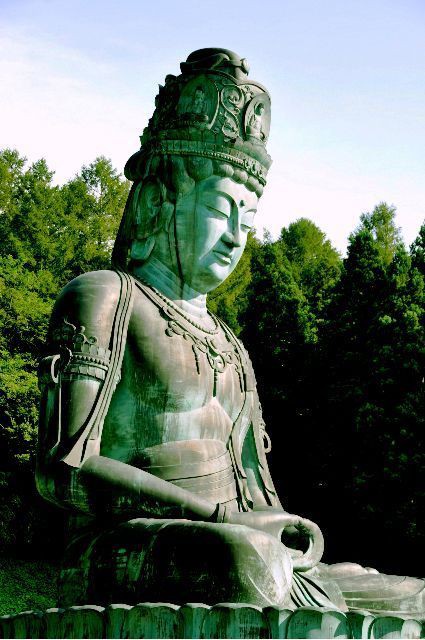 日本一の青銅座像 昭和大仏 （青森市桑原山崎） : くぐる鳥居は鬼ばかり