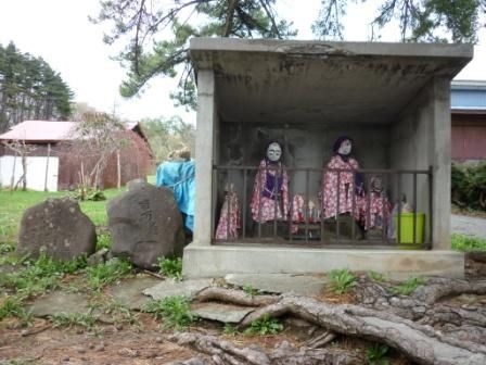 化粧地蔵 ＆ 十字架前掛け地蔵 （津軽の地蔵構の習俗） : くぐる鳥居は