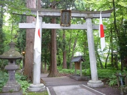 十和田神社 （十和田市） : くぐる鳥居は鬼ばかり