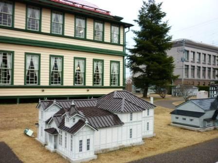 ミニチュア建造物 （弘前市・追手門広場） : くぐる鳥居は鬼ばかり