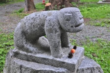 盛岡天満宮の石馬（狛犬）・句碑など （盛岡市新庄町） : くぐる鳥居は