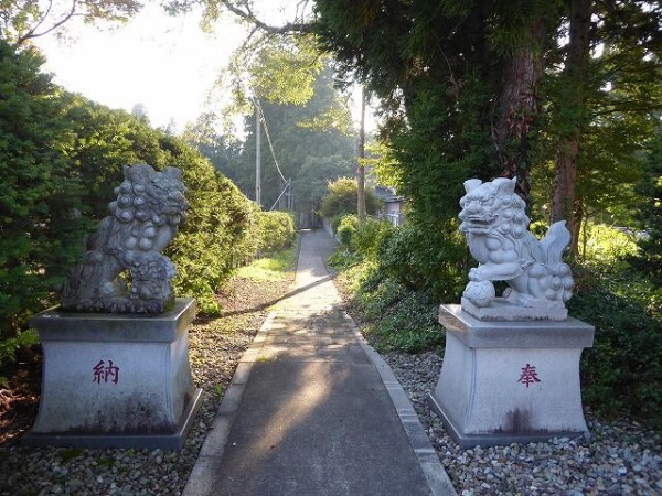 唐松神社 （大仙市） : くぐる鳥居は鬼ばかり