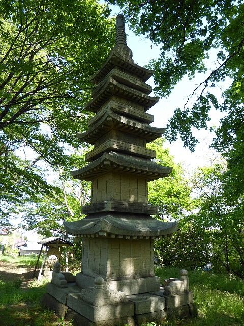 宝塔寺石造り五重塔 （秋田市） : くぐる鳥居は鬼ばかり