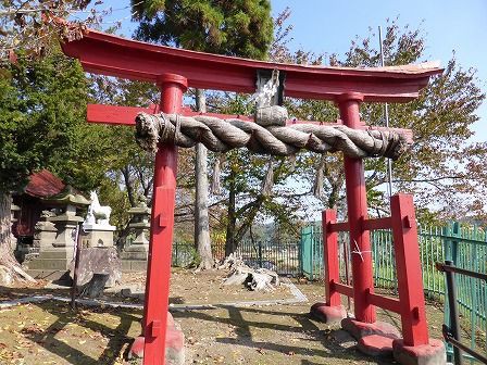 稲荷神社 国吉館 弘前市国吉 くぐる鳥居は鬼ばかり