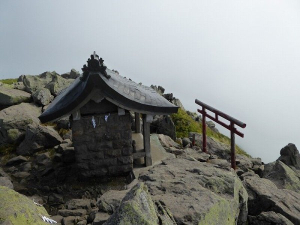 岩木山神社奥宮 くぐる鳥居は鬼ばかり