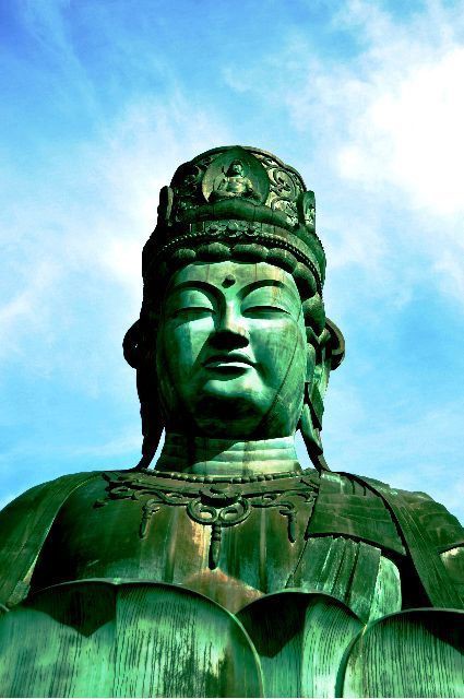 日本一の青銅座像 昭和大仏 （青森市桑原山崎） : くぐる鳥居は鬼ばかり